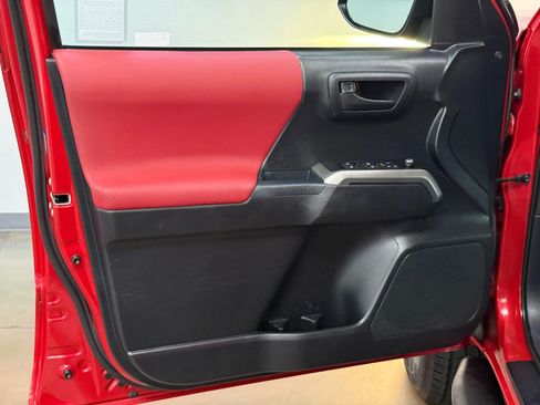 Used 2018 Toyota Tacoma SR5 w/ Exterior Package image 14