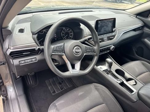 Used 2025 Nissan Altima 2.5 SV FWD image 24