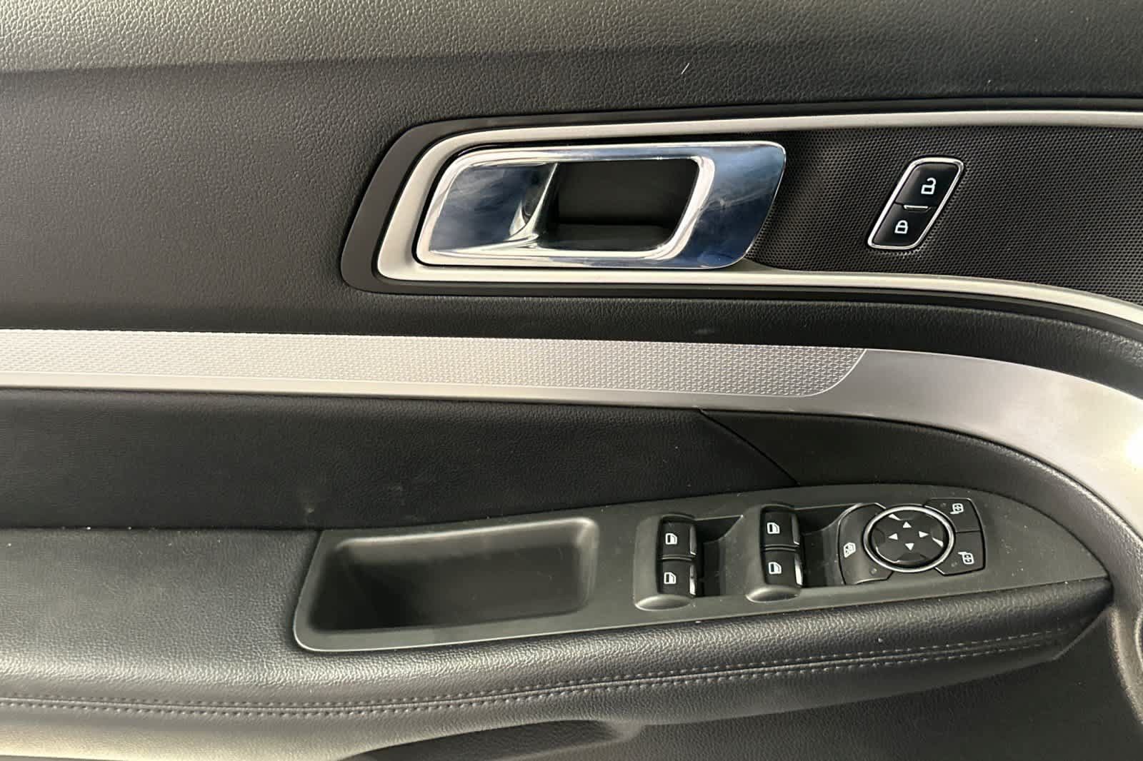 Used 2017 Ford Explorer XLT AWD/4WD image 15