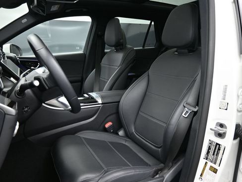 Used 2025 Mercedes-Benz GLC 300 4MATIC image 4