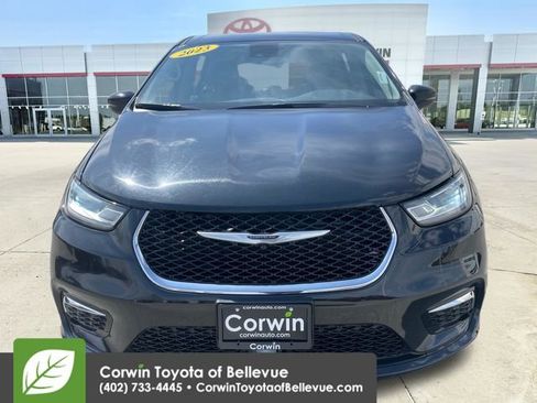 Used 2023 Chrysler Pacifica Touring-L image 8