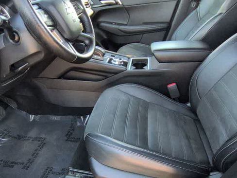 Used 2024 Mitsubishi Outlander SE image 17