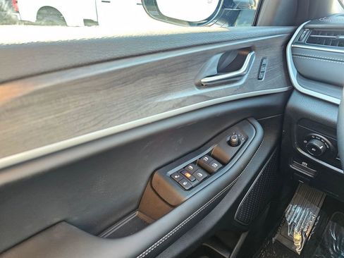 New 2025 Jeep Grand Cherokee Limited w/ Black Appearance Package AWD/4WD image 28