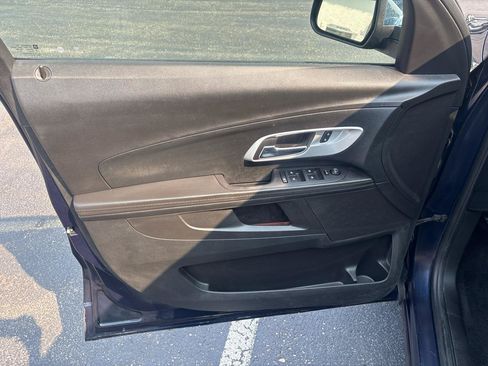 Used 2017 Chevrolet Equinox Premier w/ Enhanced Convenience Package AWD/4WD image 9