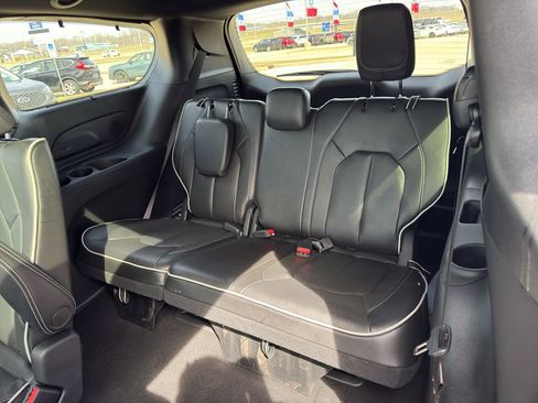 Used 2025 Chrysler Pacifica Limited image 16