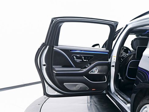 Used 2025 Mercedes-Benz Maybach S 580 4MATIC image 39