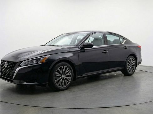 Used 2025 Nissan Altima 2.5 SV FWD image 3