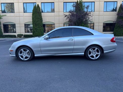 Used 2005 Mercedes-Benz CLK 500 Coupe w/ Sunroof Pkg image 7