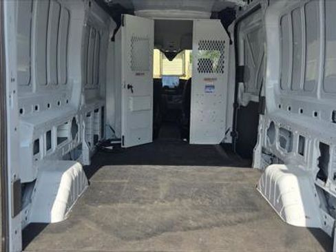 Used 2022 Ford E-Transit Medium Roof image 9