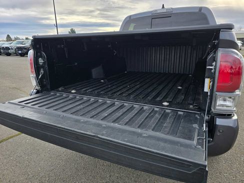 Used 2021 Toyota Tacoma TRD Sport w/ Technology Package image 18