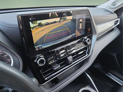 Used 2022 Toyota Highlander Platinum AWD/4WD image 18