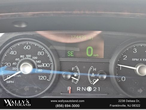 Used 2011 Lincoln Town Car Signature L image 5