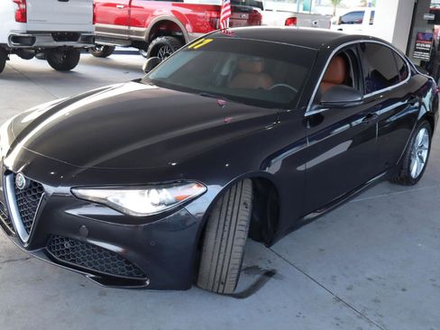 Used 2017 Alfa Romeo Giulia image 9