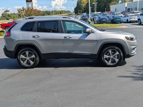 Used 2019 Jeep Cherokee Limited w/ Luxury Group AWD/4WD image 3
