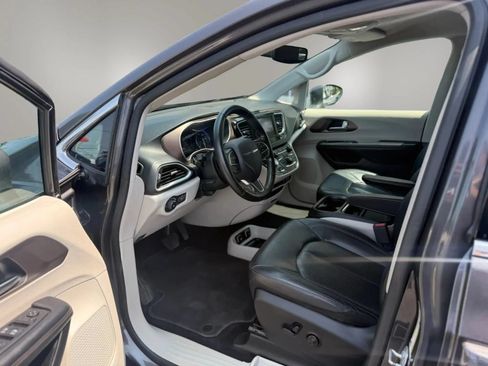 Used 2019 Chrysler Pacifica Touring-L FWD image 13