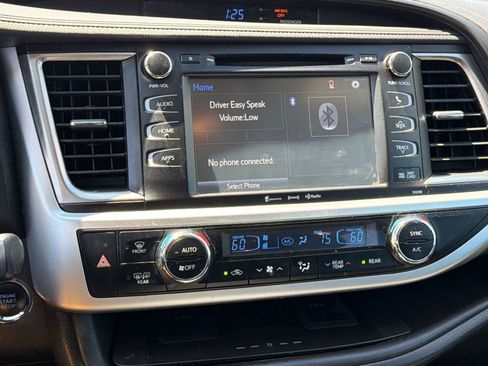 Used 2019 Toyota Highlander SE image 27