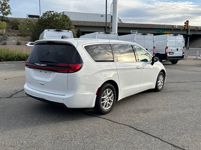 Used 2025 Chrysler Pacifica Select FWD image 7