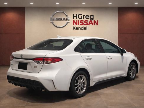 Used 2024 Toyota Corolla SE FWD image 2