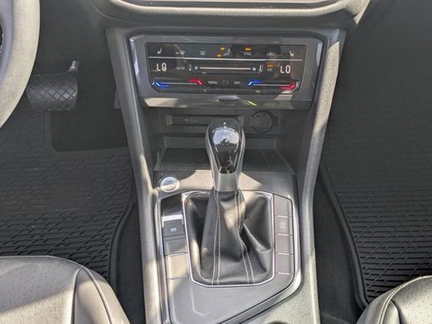 Used 2022 Volkswagen Tiguan SE w/ Panoramic Sunroof Package image 21