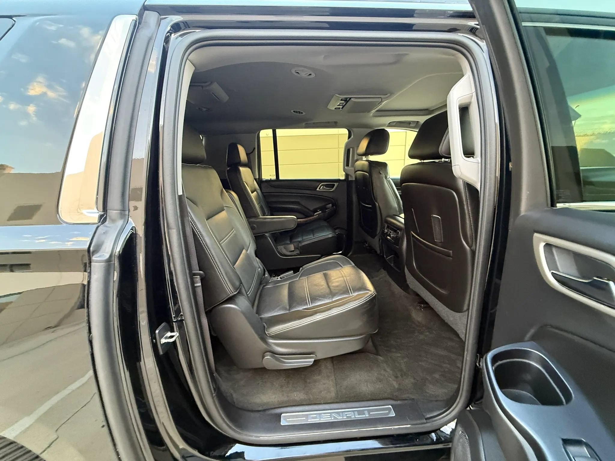Used 2015 GMC Yukon XL Denali w/ Touring Package AWD/4WD image 23
