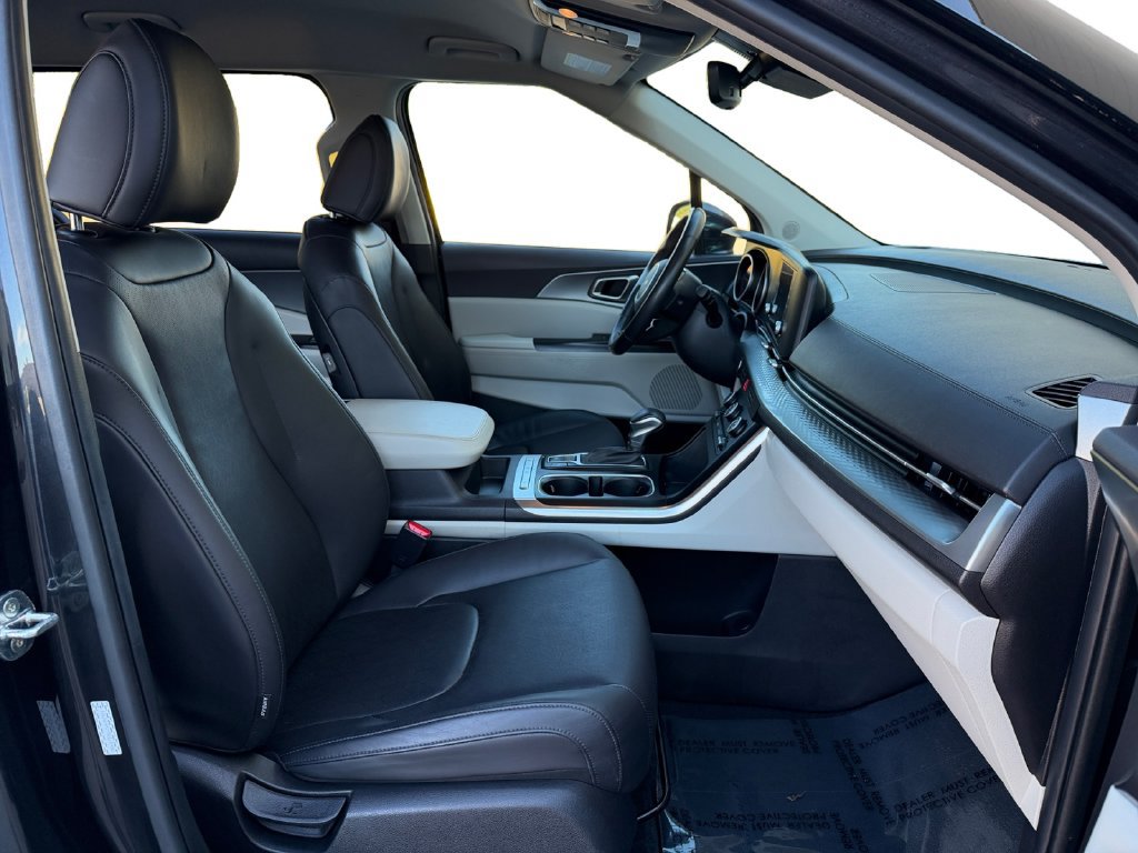Used 2022 Kia Carnival LX FWD image 18