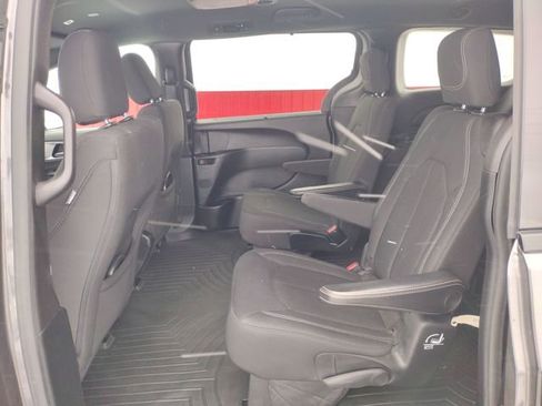 Used 2018 Chrysler Pacifica Touring Plus w/ S Appearance Package image 36