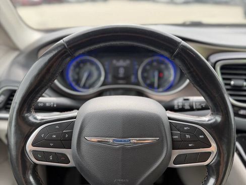 Used 2019 Chrysler Pacifica Touring-L image 13
