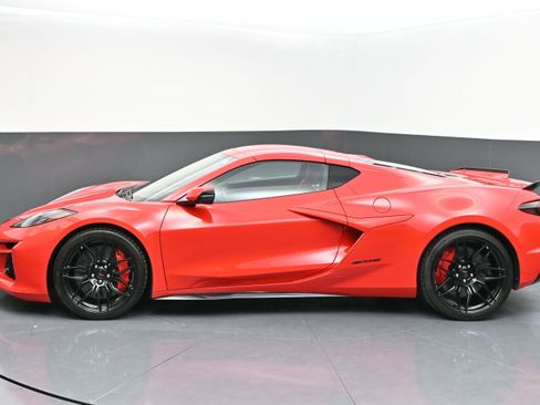 Used 2024 Chevrolet Corvette Z06 w/ Stealth Interior Trim Package RWD image 4