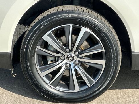 Used 2022 Toyota Venza LE image 25