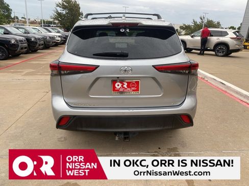 Used 2023 Toyota Highlander XLE image 4