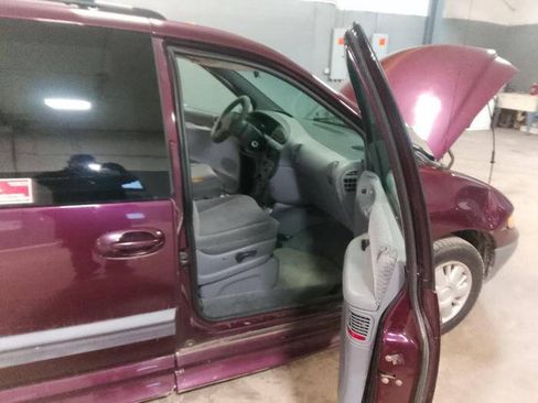 Used 1999 Plymouth Grand Voyager FWD image 28