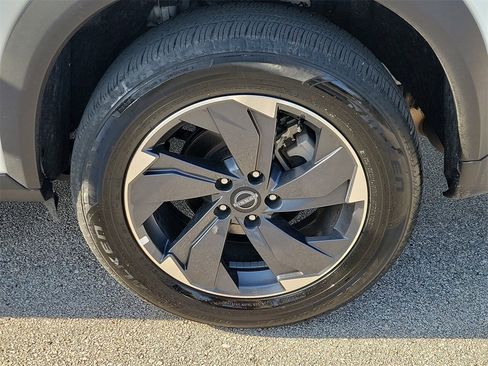 Used 2025 Nissan Rogue SV image 5