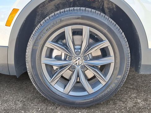 Used 2022 Volkswagen Tiguan SE w/ Panoramic Sunroof Package image 9