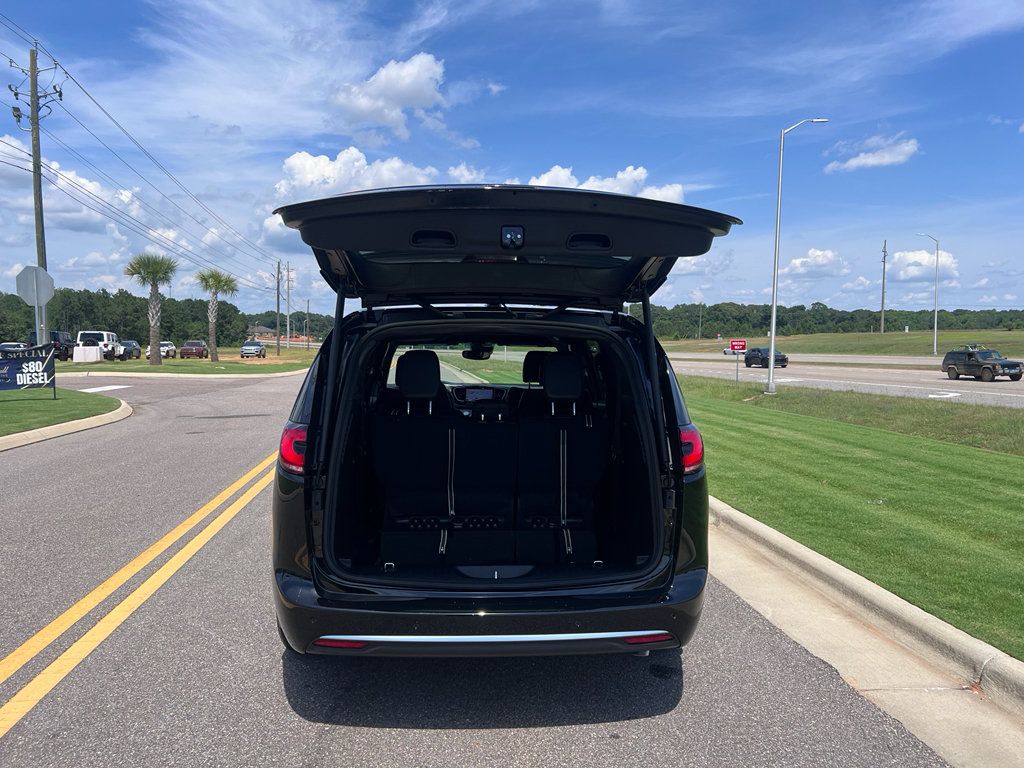 New 2027 Chrysler Pacifica Select w/ Family Tech Group FWD image 5