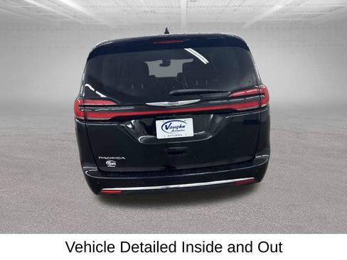 Used 2024 Chrysler Pacifica Touring-L FWD image 12