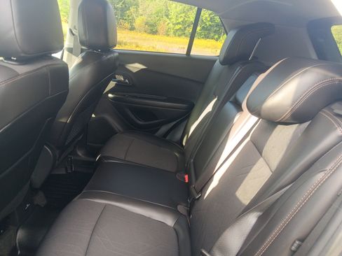 Used 2022 Chevrolet Trax LT w/ LT Convenience Package image 16