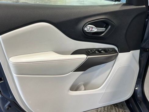 Used 2021 Jeep Cherokee Latitude Lux image 12