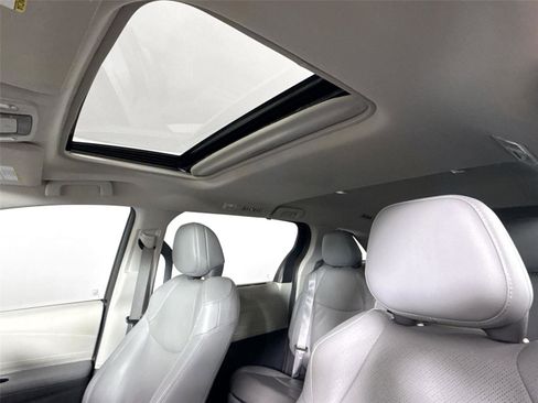 Used 2023 Toyota Sienna Limited FWD image 6