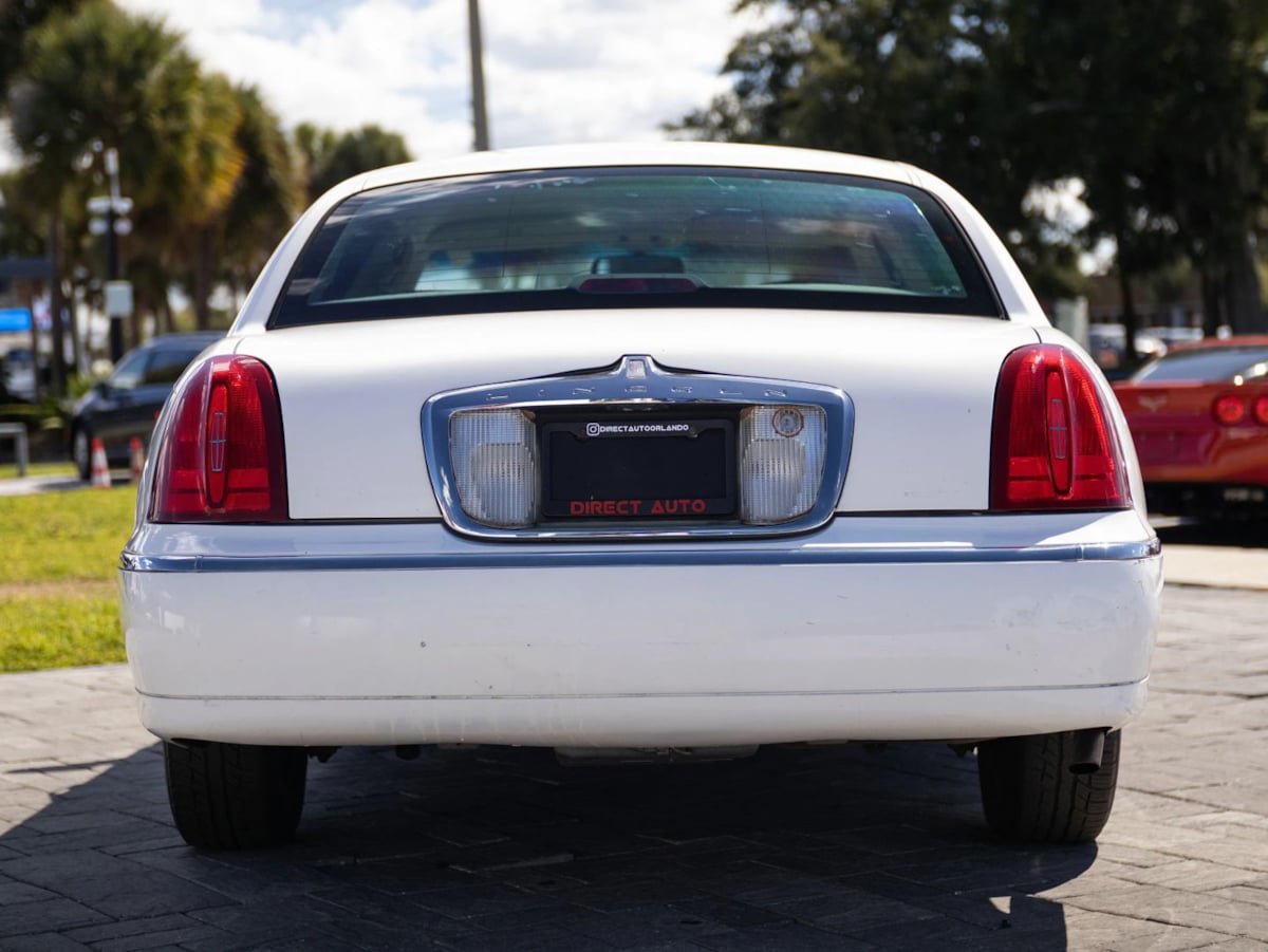 Used 2000 Lincoln Town Car Executive RWD image 12