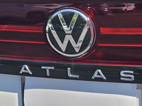 Certified 2024 Volkswagen Atlas Peak Edition SE AWD/4WD image 32