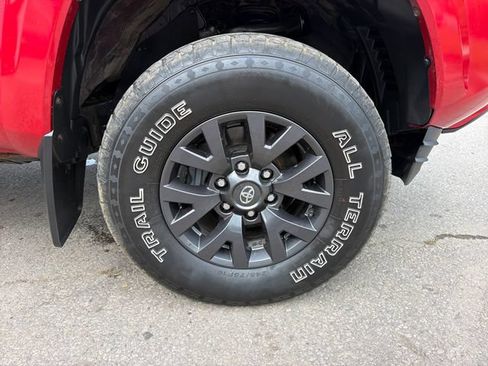 Used 2021 Toyota Tacoma SR5 AWD/4WD image 28