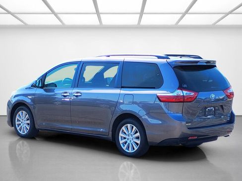 Used 2017 Toyota Sienna XLE AWD/4WD image 3