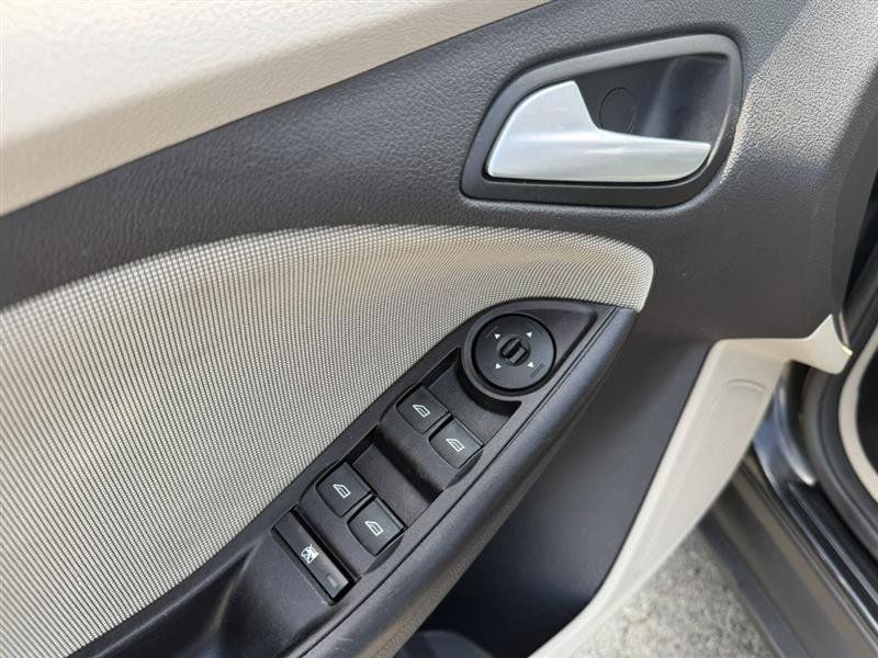 Used 2013 Ford Focus SE w/ Cargo Management Pkg FWD image 10
