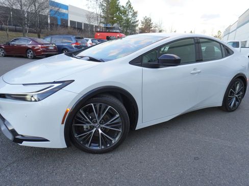 Used 2025 Toyota Prius XLE image 3