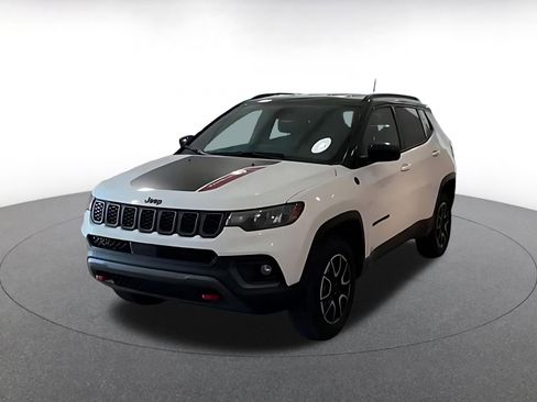 Used 2025 Jeep Compass Trailhawk AWD/4WD image 2