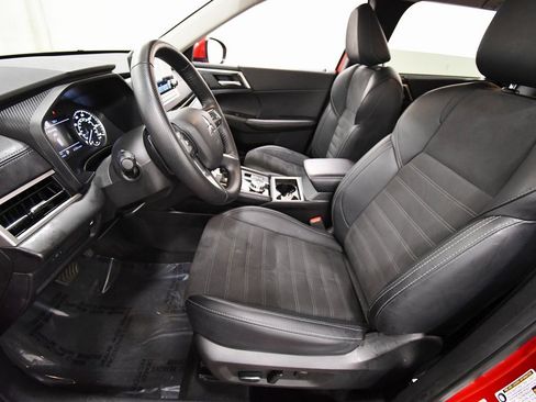 Used 2024 Mitsubishi Outlander SE image 14