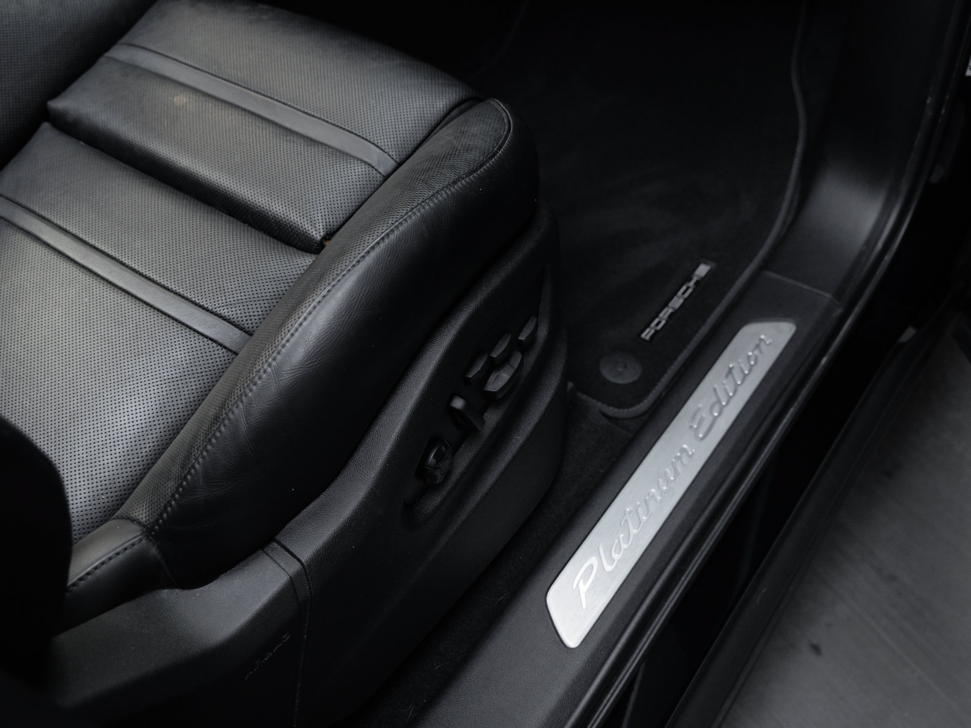 Certified 2023 Porsche Cayenne Platinum Edition AWD/4WD image 39