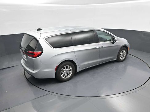 Used 2023 Chrysler Pacifica Touring-L FWD image 35