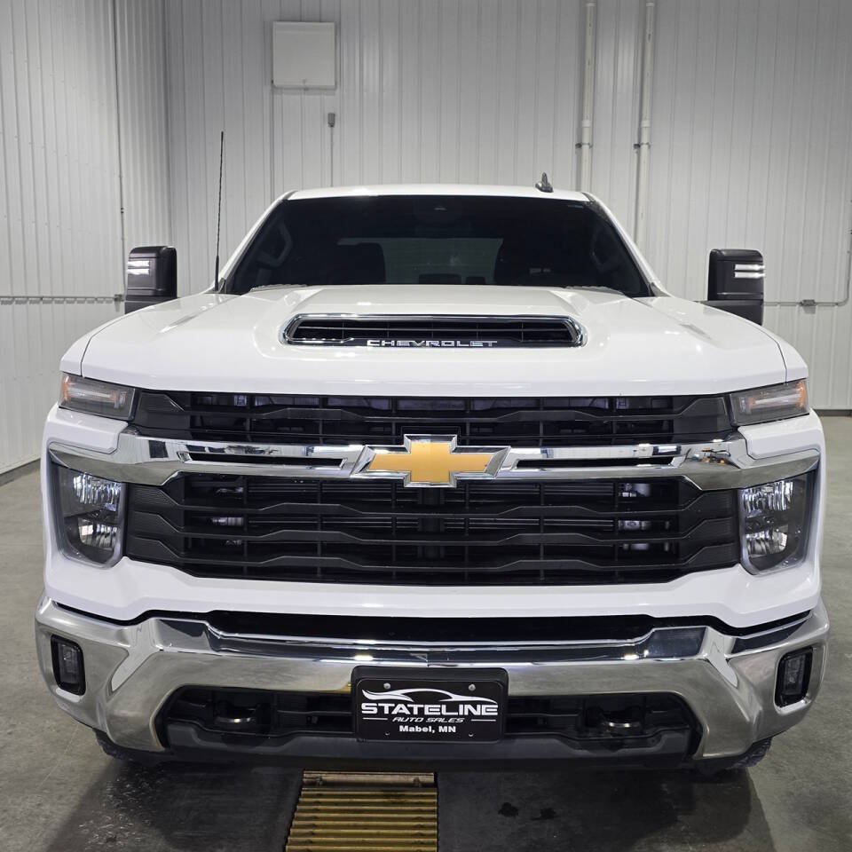 Used 2024 Chevrolet Silverado 3500 LT w/ Convenience Package AWD/4WD image 3