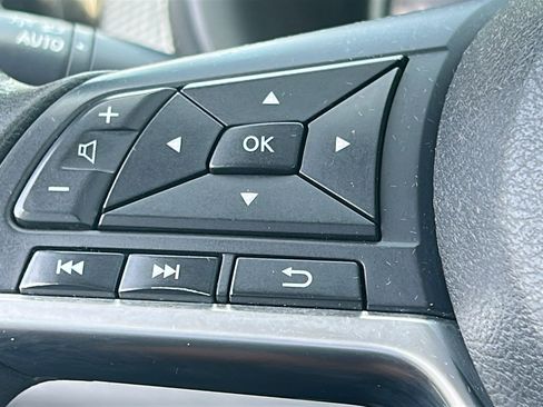 Used 2018 Nissan Kicks SV FWD image 18